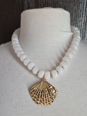 Neiman Marcus White Beaded Necklace with Gold Shell Pendant Nwot